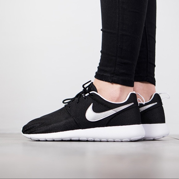 nike roshe womens black and white